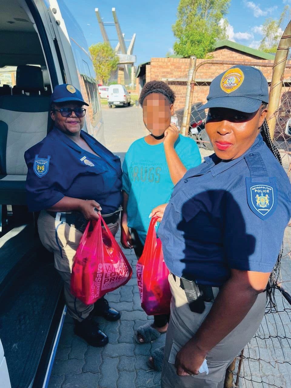 Community Lauds Officers’ Compassion for Destitute Woman in Diepsloot